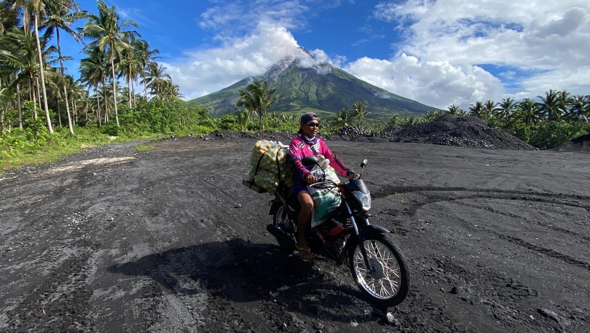 El volcán Mayón sigue activo en Filipinas