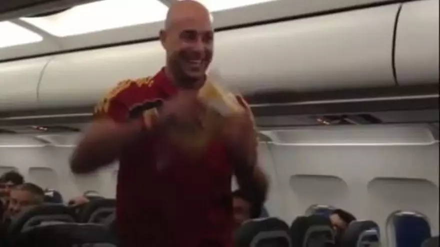 Reina comienza su show en el avión