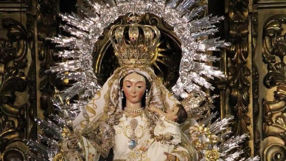 La Virgen de la Piedad en una imagen de archivo con su manto blanco.
