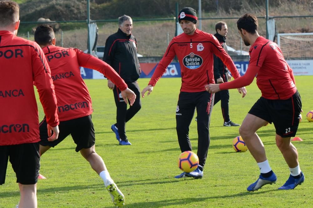 El preparador deportivista, Natxo González, ha facilitado la convocatoria del equipo coruñés tras el entrenamiento de esta mañana.