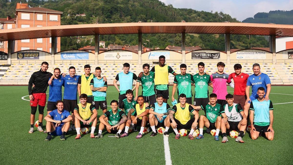 La plantilla del Caudal que rozó el ascenso la temporada pasada.