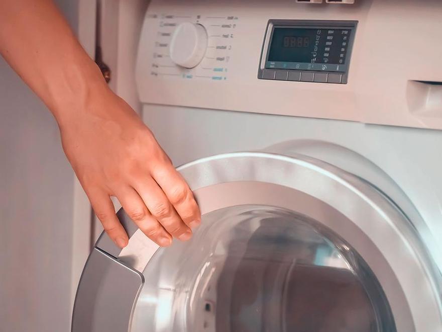 El motivo por el que muchos dejan la puerta abierta de la lavadora tras su uso: el simple gesto que te ahorra cientos de euros