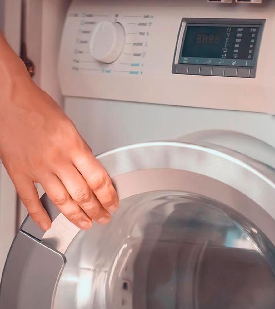 El motivo por el que muchos dejan la puerta abierta de la lavadora tras su uso: el simple gesto que te ahorra cientos de euros