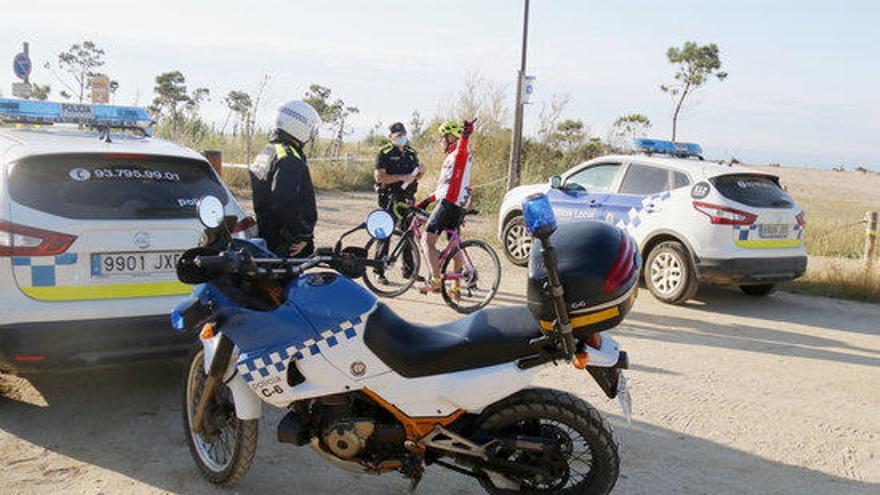 La Policia Local d&#039;Arenys de Mar informa un ciclista de la finalització del terme municipal