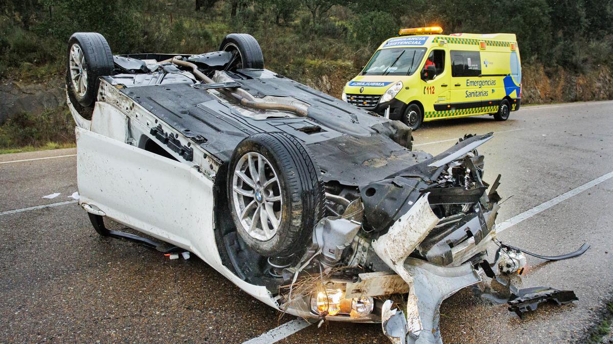 El vehículo volcado sobre  la carretera CL-526 en el término municipal de El Bodón, Salamanca.