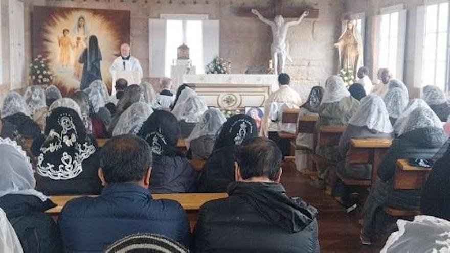 Peregrinos lusos y británicos en un oficio en la Casa del Inmaculado Corazón.