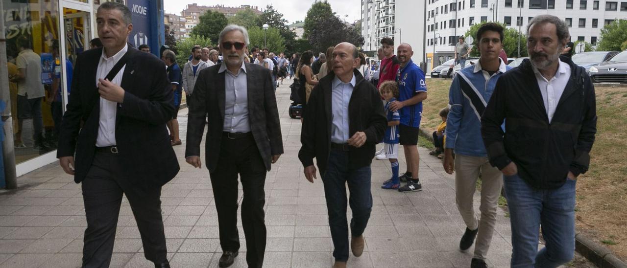 Por la izquierda, Martín Peláez, Jesús Martínez, Pedro Cedillo, Bernardo Entrialgo y Joe Aboumrad, a su llegada al estadio Suárez Puerta. En los detalles, a la izquierda, Baeza recibe a la expedición mexicana y a la derecha, Martínez y Aboumrad, a su llegada al Aeropuerto. | María Fuentes