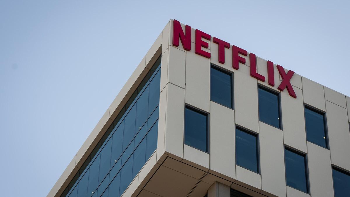 Empleados de Netflix protestan ante la sede de la compañía en Hollywood