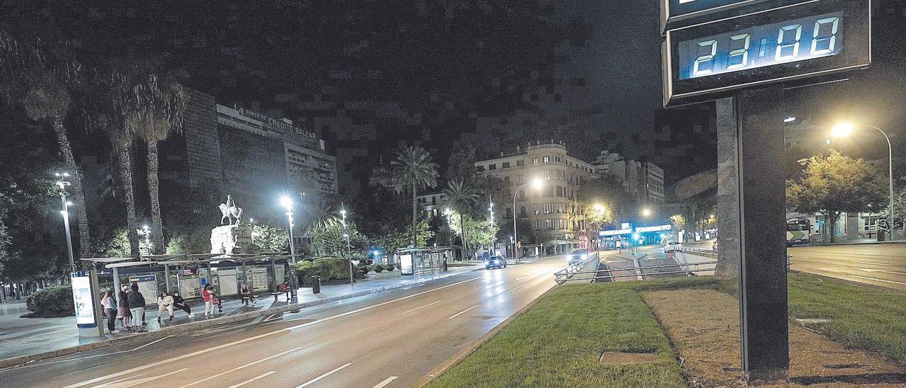 La plaza de España de Palma, ayer al inicio del cierre nocturno con algunos ciudadanos esperando el bus.