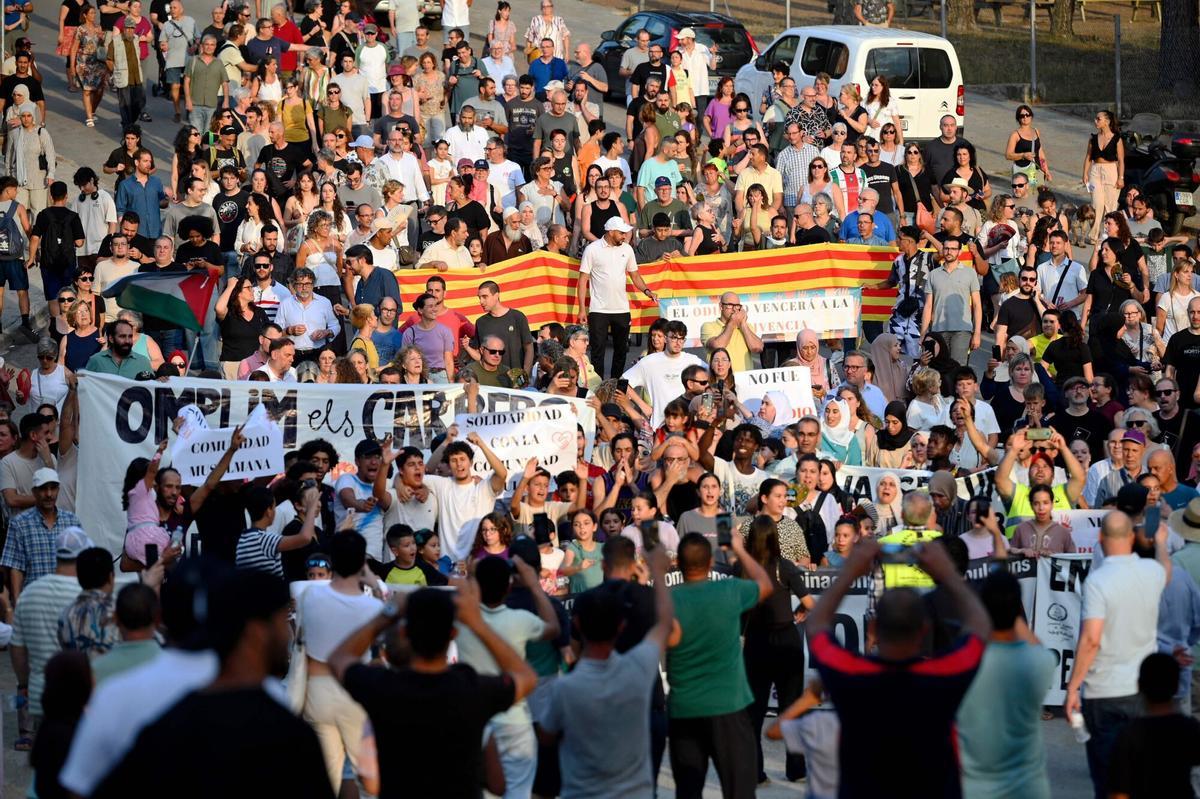 Unas 500 personas participan en una manifestación para condenar el incendio que calcinó el centro islámico del municipio
