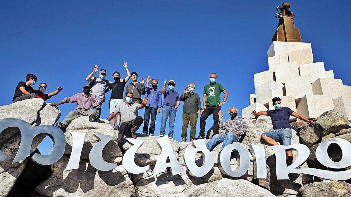 El estreno del monumento de piedra de cuatro metros, ayer, en Chandebrito.