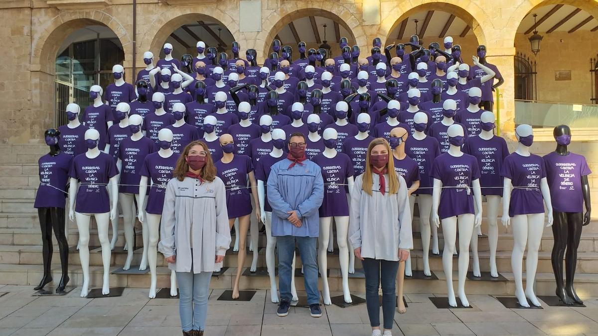 Las falleras mayores y el presidente de la junta local posan junto a los cien maniquíes