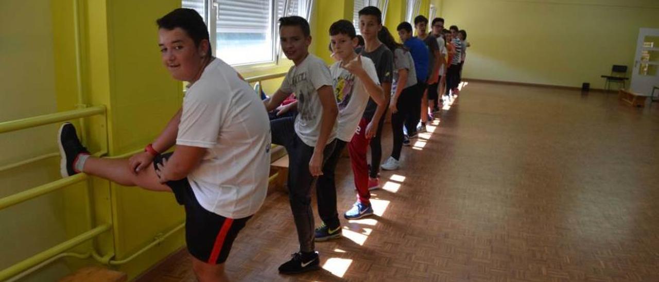 Los alumnos de segundo de Secundaria, ayer, durante los estiramientos finales en el nuevo gimnasio.