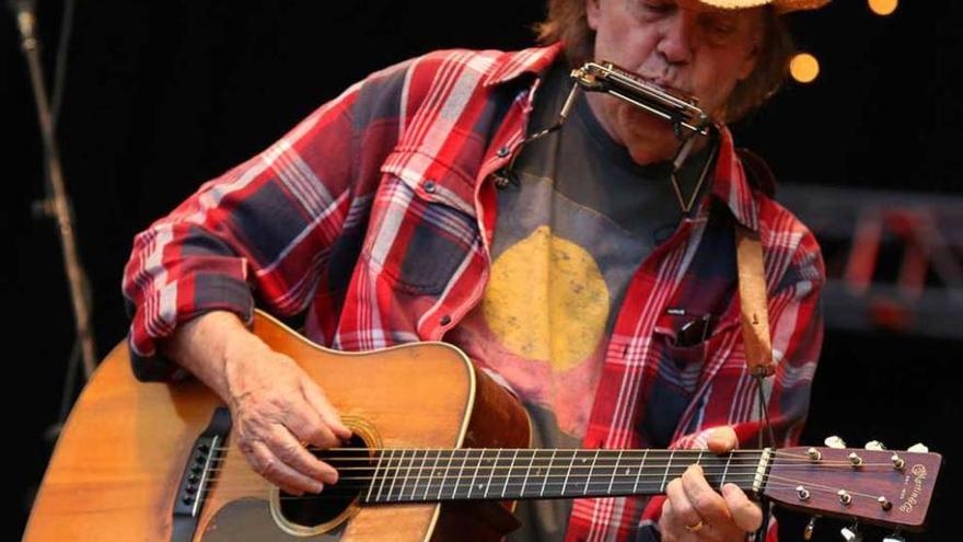 Neil Young silva con los hijos de Willie Nelson