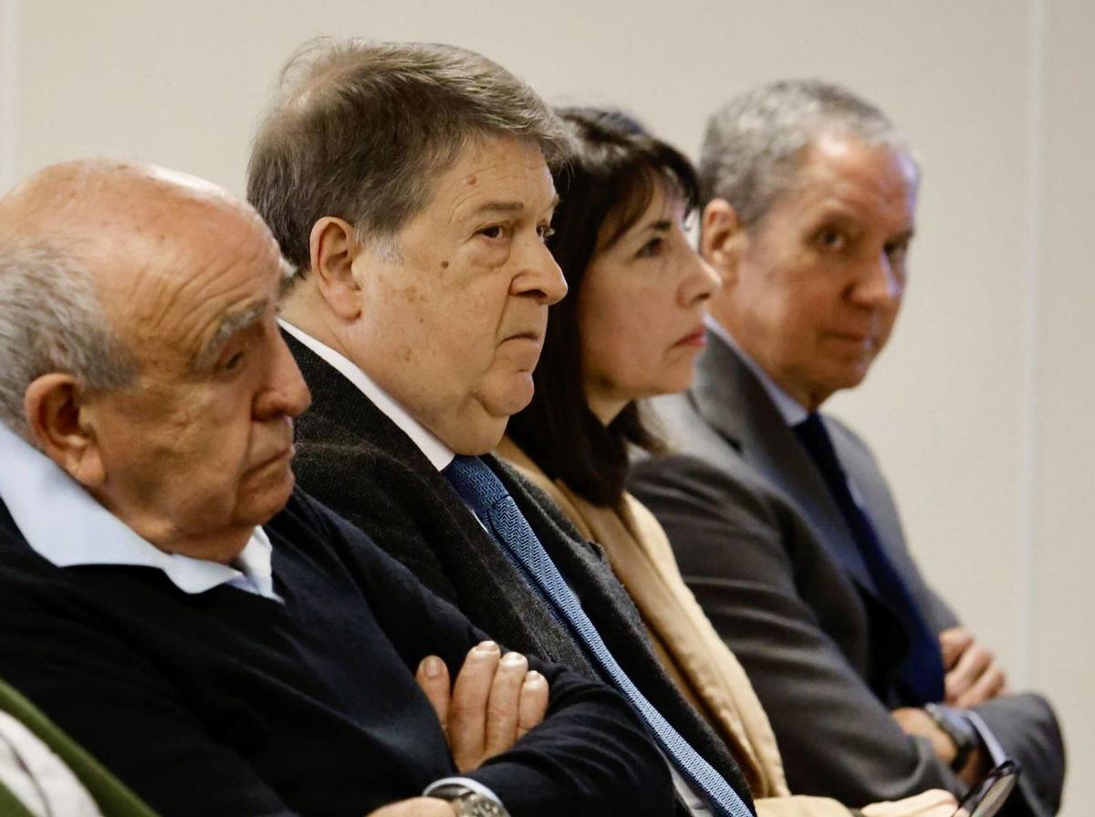 Zaplana, con gesto serio, junto a su fiel Mitsouko y el expresidente Olivas, en una sesión del juicio. | J.M. LÓPEZ