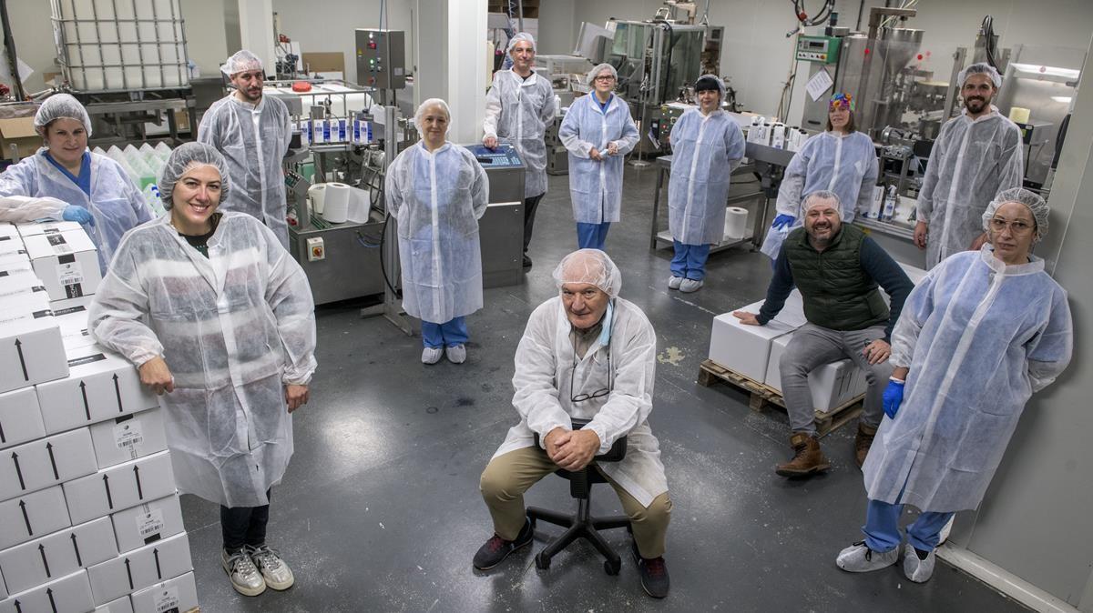 Barcelona     04 12 2020     Economia    El equipo de produccion y almacenaje junto con Pere Periche ( sin la bata de laboratorio) de la fabrica de geles y champus Montcada Periche Professionals en su lugar de trabajo   Fotografia de Jordi Cotrina