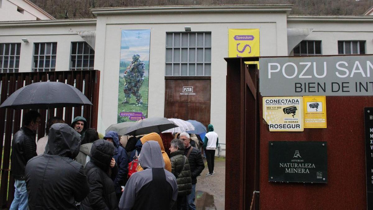 Asistentes a uno de los actos de "Caja de Resistencia", en el exterior del pozo Santa Bárbara