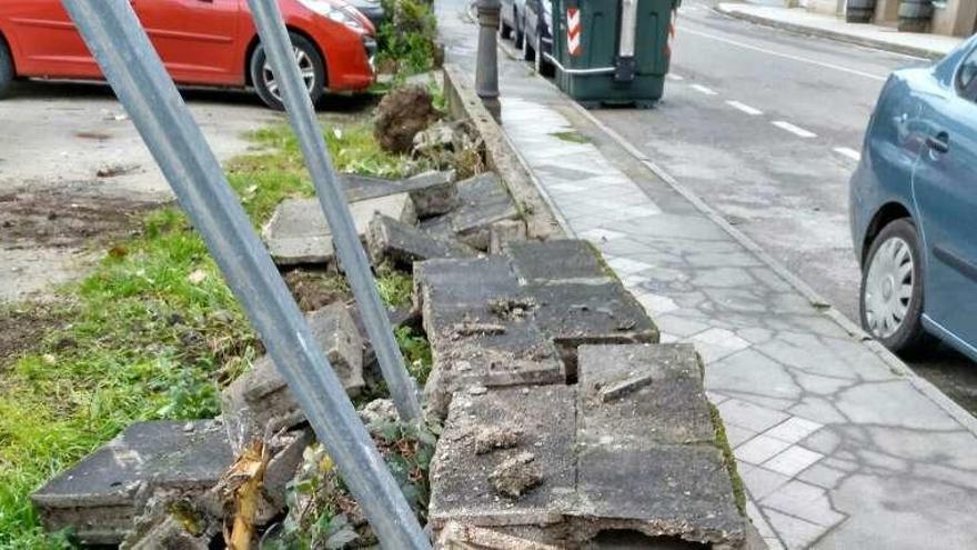 Caída del muro de cierre de un aparcamiento de tierra. // D.P.