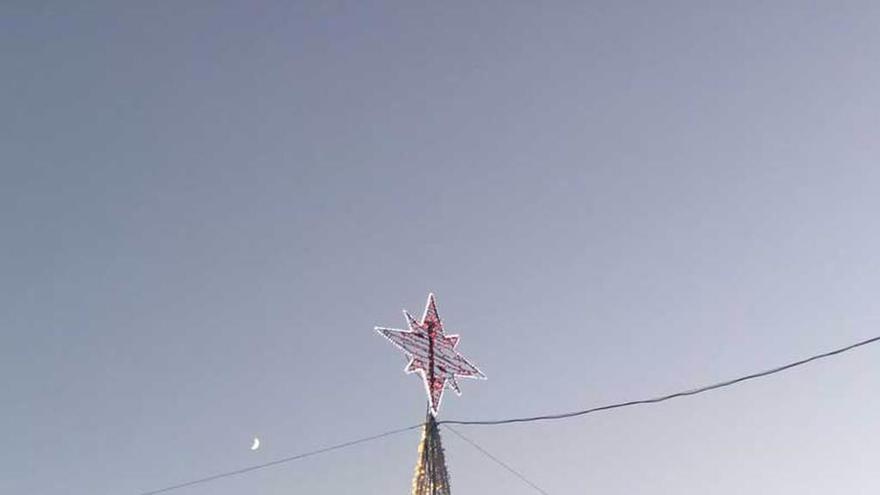 El árbol de la plaza del Ayuntamiento riosellano, encendido ayer.