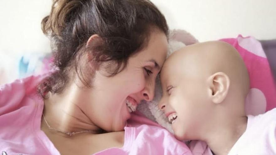 Melania Brito y su hija Yenedara, durante un momento del proceso de la enfermedad de la pequeña.