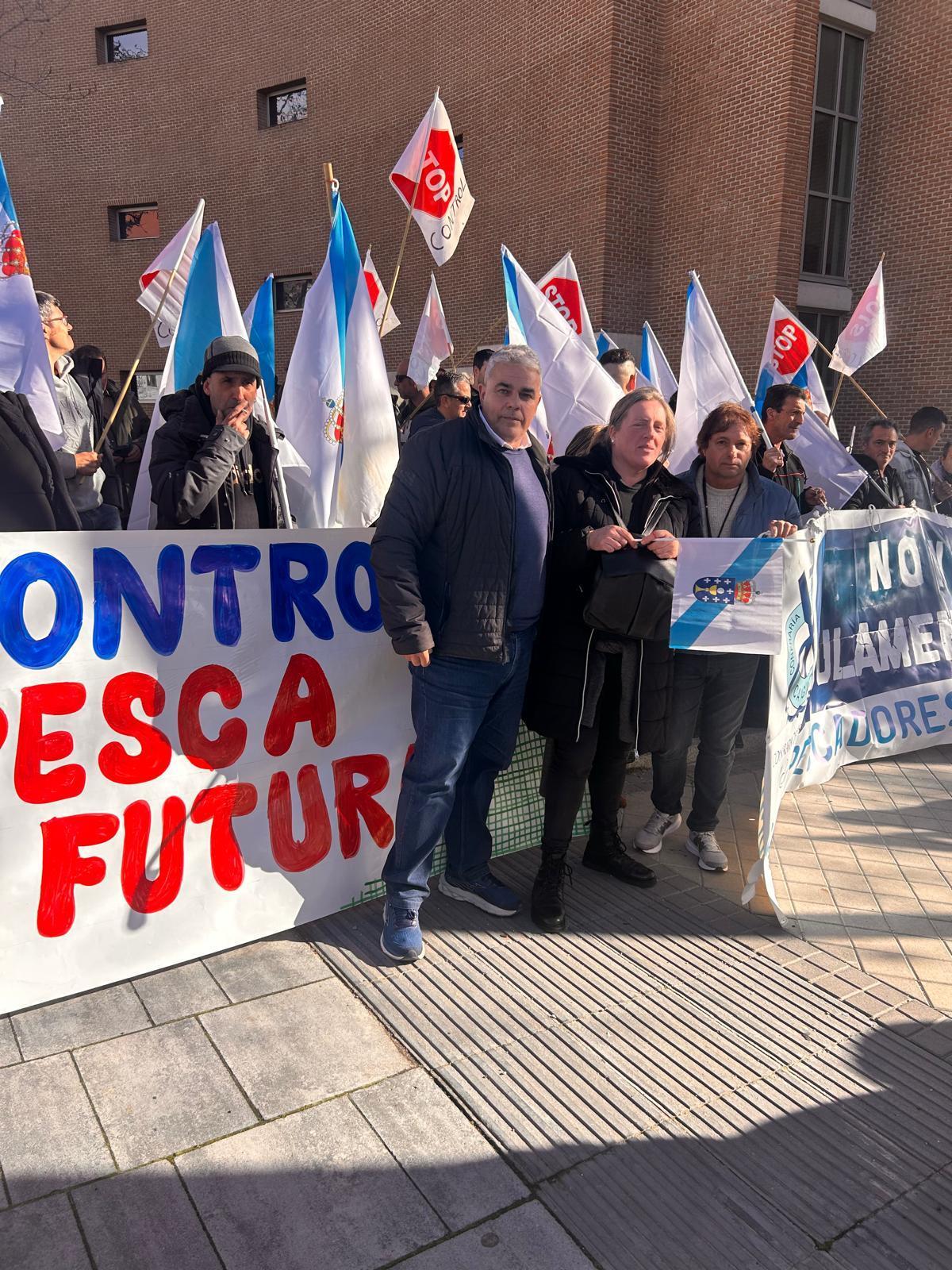 El patrón mayor de Aldán-O Hío con la patrona de Redondela y el de Cangas, en la protesta en Madrid.