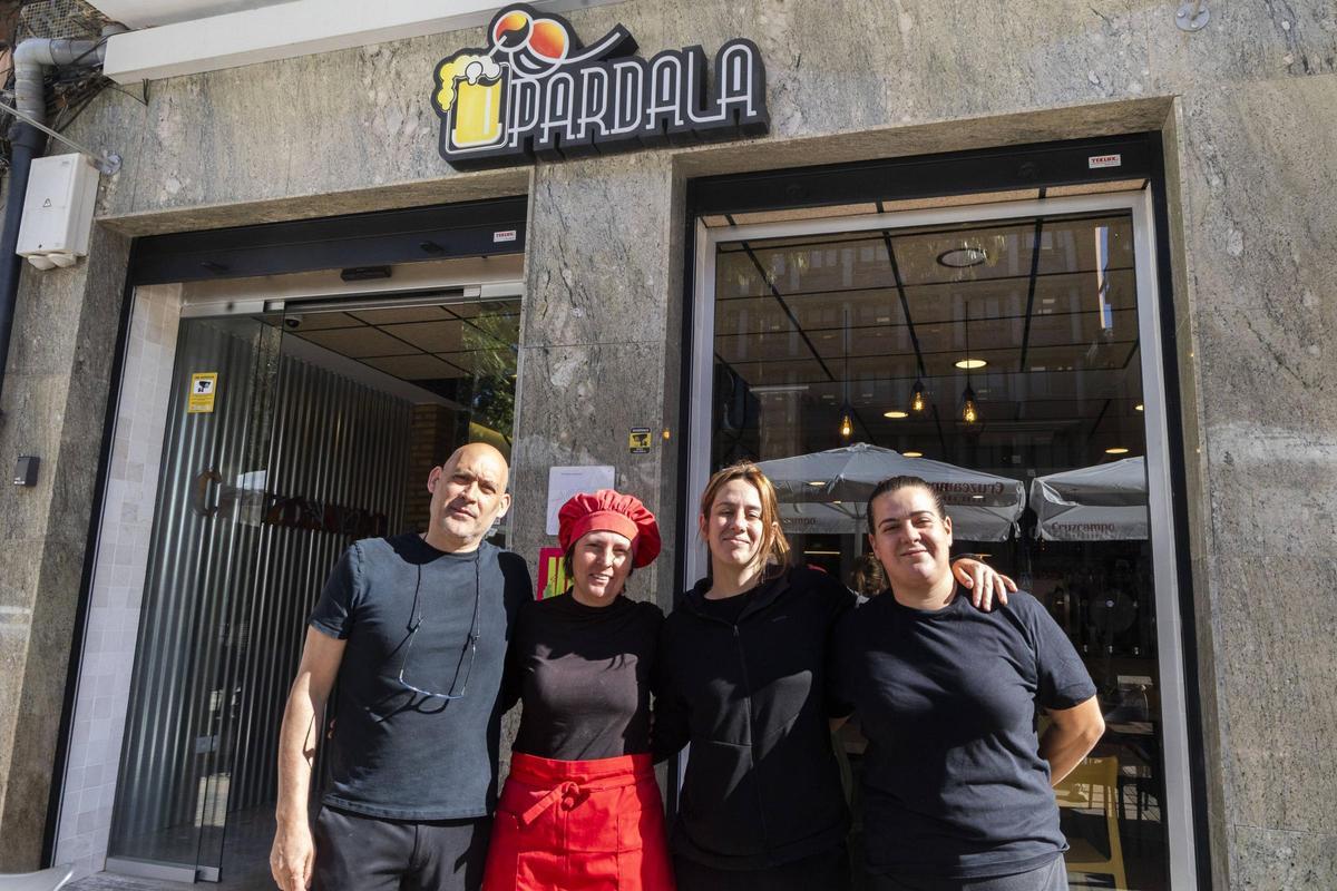 Parte del equipo del bar Pardala en Aldaia.
