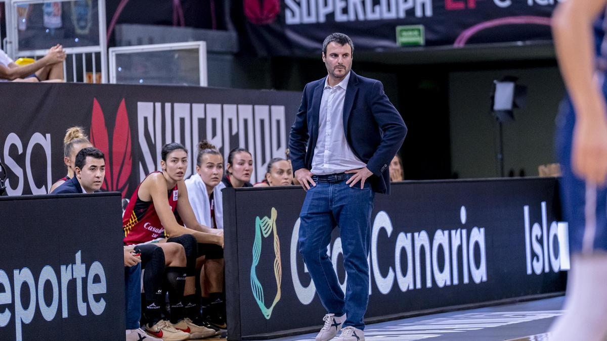 Carlos Cantero, reflexivo durante el encuentro entre el Casademont Zaragoza y el Valencia Basket.