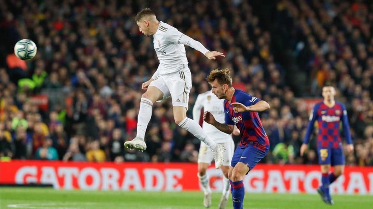 Fede Valverde gana un balón por alto ante el Barça