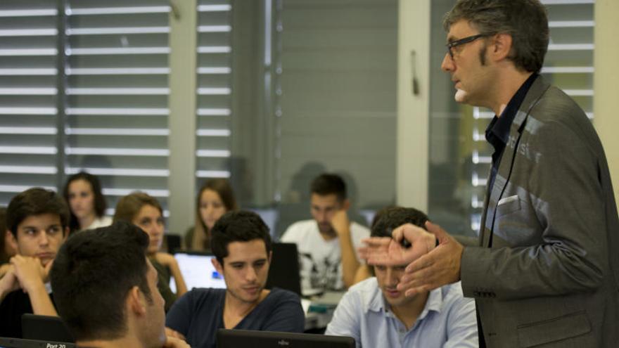 Alumnes escoltant el professor durant una classe