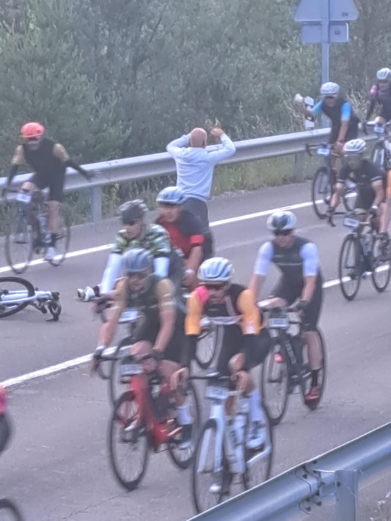 En imágenes | Salida de la Quebrantahuesos y una caída con necesidad de ambulancia en la prueba cicloturista