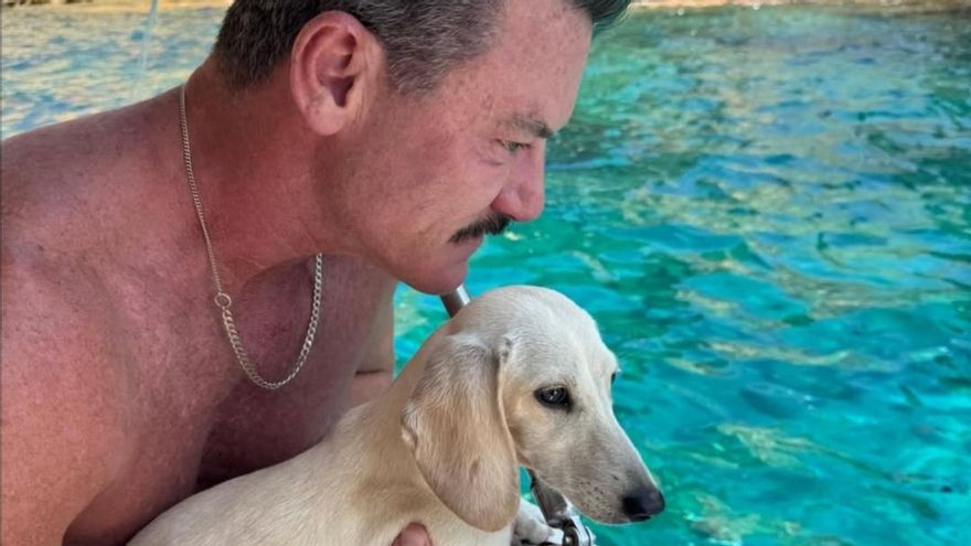 Lala, la perrita de Luke Evans, se estrena en aguas de Ibiza
