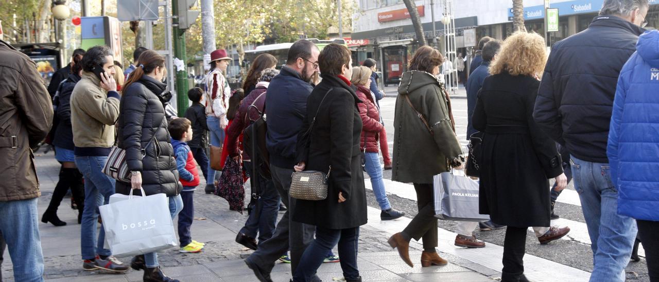 Ciudadanos pasean por una calle céntrica de Córdoba, en una imagen de archivo.