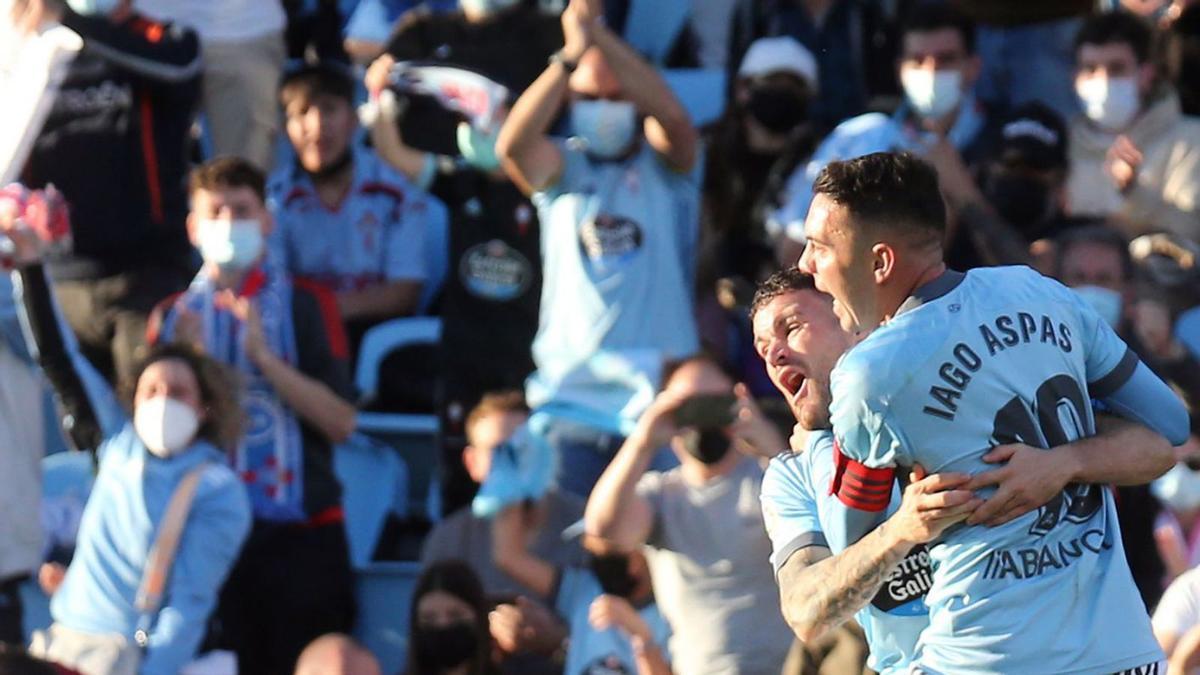 Aspas y Galán, tras el primer gol al Barça. // MARTA G. BREA