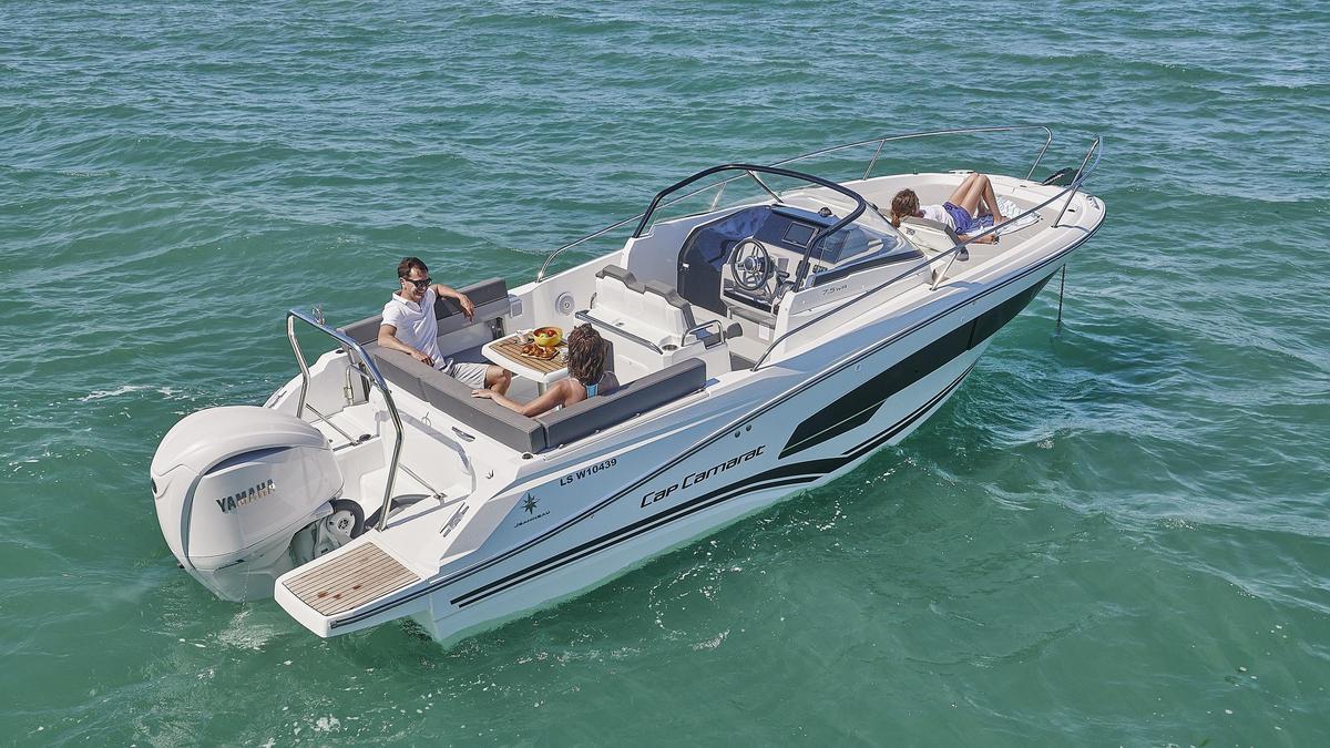 Jeanneau fabrica barcos perfectos para la navegación en Ibiza: combinan elegancia, comodidad y seguridad.