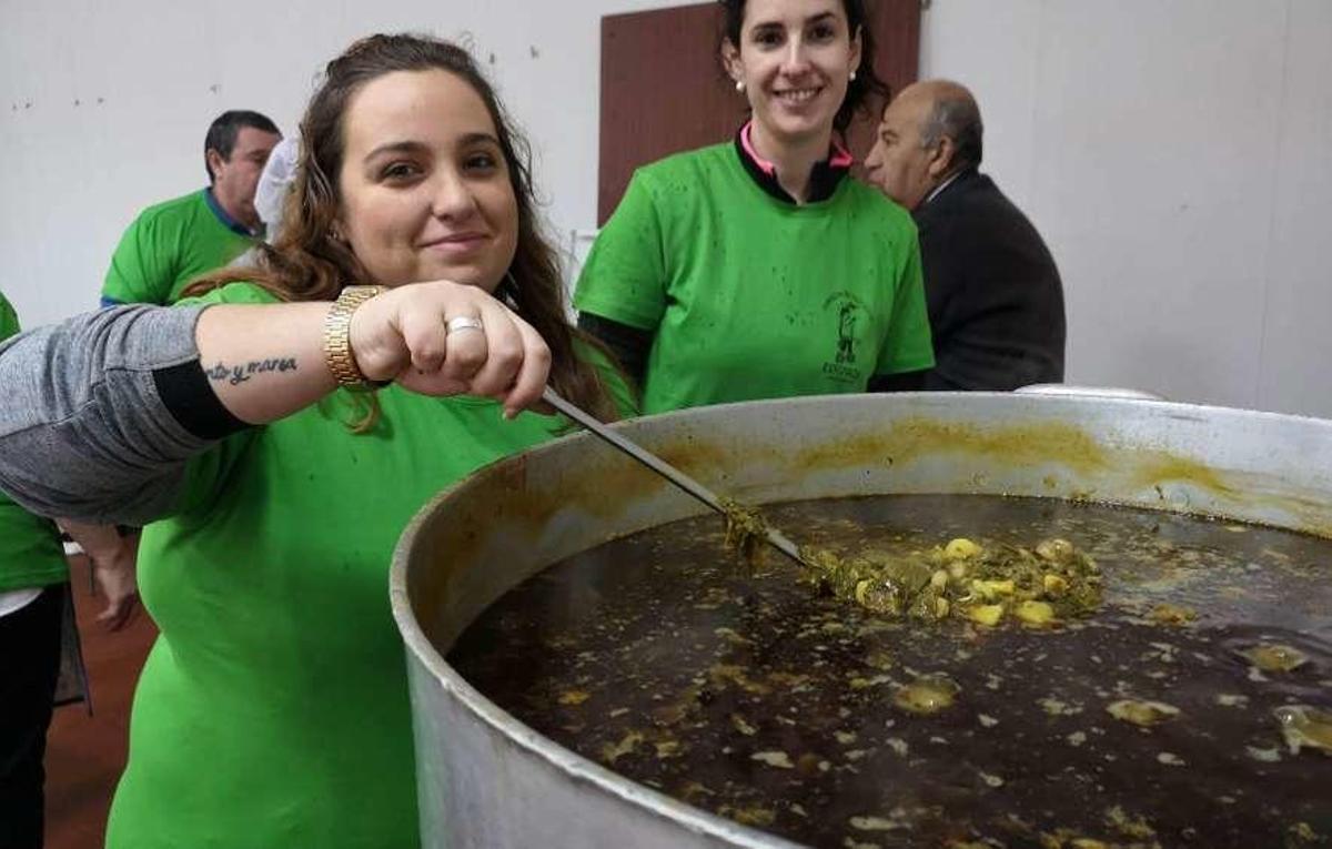 Noemí Martínez y Jessica Álvarez, con el pote que se sirvió en el banquete.
