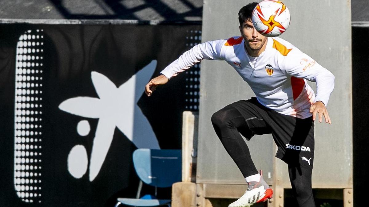 Carlos Soler, en el entrenamiento del Valencia de este martes.