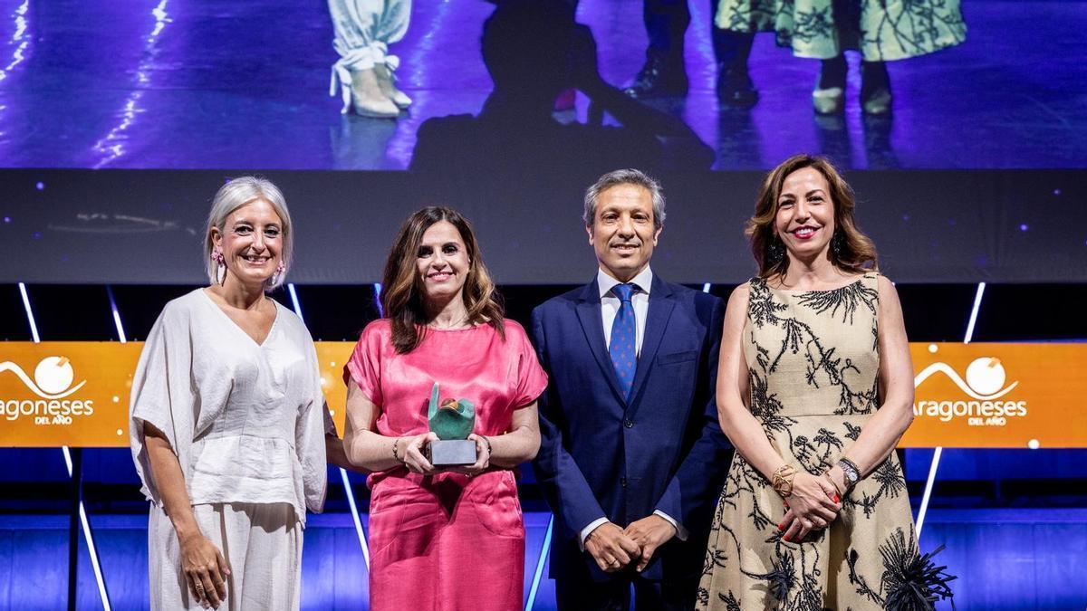 Raquel Fuertes, Marimar Cariñena y Pedro Hernández, de la Corporación Aragonesa de Radio y Televisión, y Natalia Chueca, alcaldesa de Zaragoza.