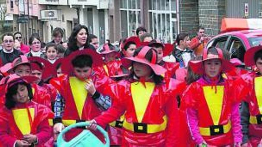 Escolares de Taramundi, desfilando, ayer, de bomberos. /  tania cascudo