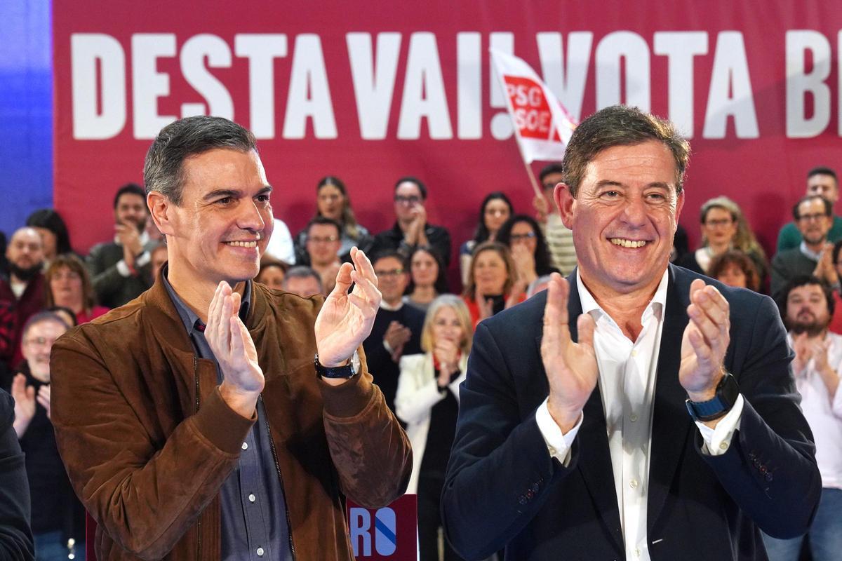 El presidente del Gobierno y líder del PSOE, Pedro Sánchez, junto al candidato del PSdeG, José Ramón Gómez Besteiro, durante el cierre de campaña de las gallegas.