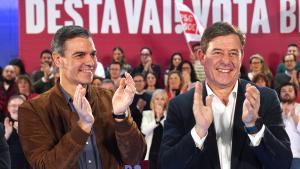 El presidente del Gobierno y líder del PSOE, Pedro Sánchez, junto al candidato del PSdeG, José Ramón Gómez Besteiro, durante el cierre de campaña de las gallegas.