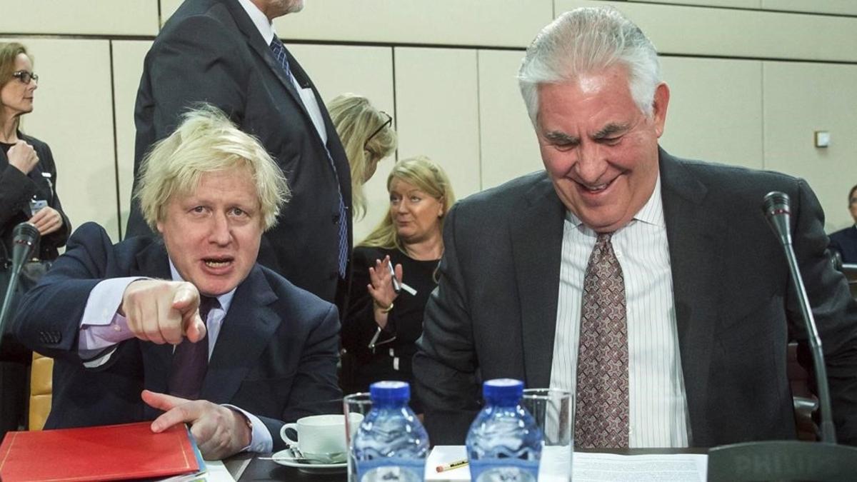 Boris Johnson y el secretario de Estado de EEUU, Rex Tillerson, este viernes, en la reunión de ministros de Exteriores de la OTAN.