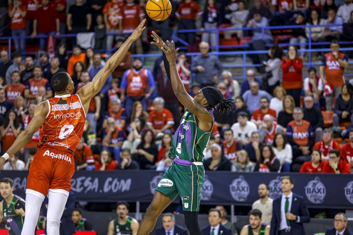 Imagen del triple de Perry sobre Akobundu.