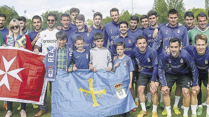 Los aficionados, con la plantilla del Oviedo.