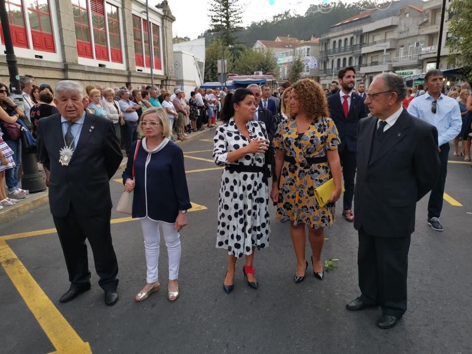 La procesión del Cristo y los fuegos llenan las calles de Cangas. // S. Álvarez