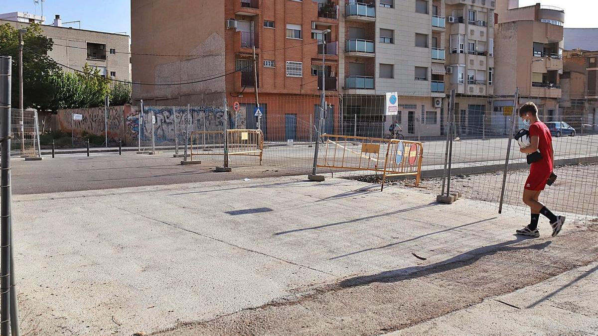 Uno de los pasos para peatones que está abierto desde ayer en la zona sur de Murcia. | JUA NCARLOS CAVAL