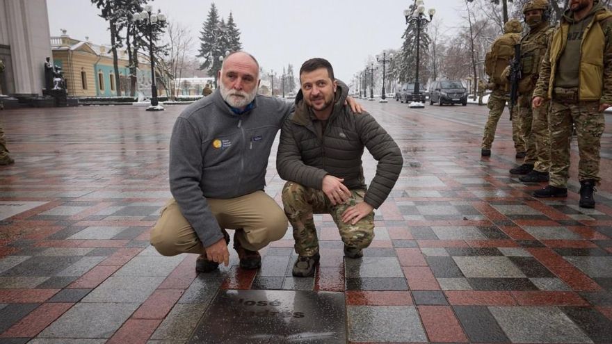 El presidente de Ucrania, Volodimir Zelenski, y el chef José Andrés junto a la placa en su honor en el &#039;Paseo del Valor&#039;.