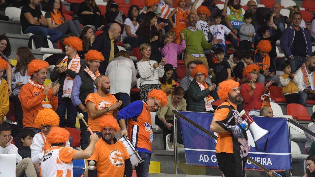 Seguidores del Leyma, con pelucas naranjas, en la grada del Palacio durante un partido. |  // CARLOS PARDELLAS