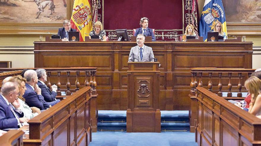 Ángel Víctor Torres en su discurso durante la sesión de investidura ante la mirada de los miembros del Parlamento.