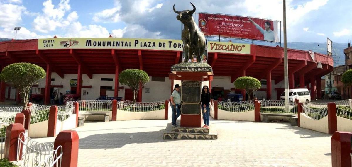Arriba, familiares posan ante la plaza de toros «El Vizcaíno»; sobre estas líneas; Juan Fernández, vestido de torero, y posando junto a su esposa y uno de sus hijos; a la izquierda, un poema dedicado a «El Vizcaíno»; a la derecha, la tumba donde descansan los restos mortales del carbajalino. | CEDIDA