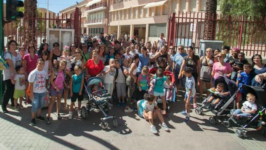 Un grupo de padres del colegio El Toscar de Elche mostrando su rechazo al resultado de las urnas.